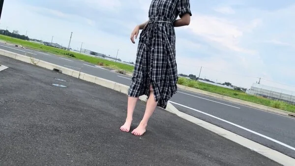 第63弾!裸足で夏の昼下がりに田舎の駅前を歩く女性 その2
