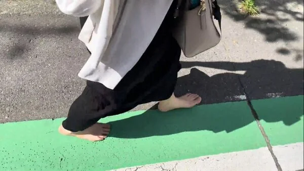 第64弾!裸足で真夏の街中を歩く女性 その2