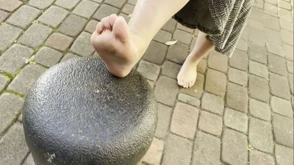 第66弾!裸足で冬の街中を歩く女性