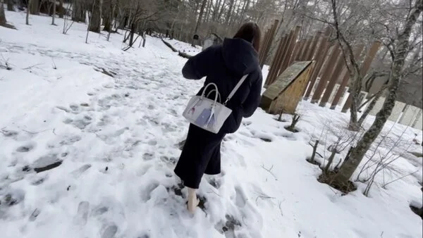 第67弾!裸足で雪の上を歩く女性 その1