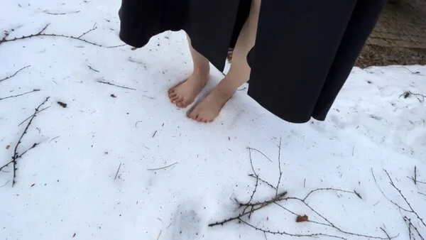 第67弾!裸足で雪の上を歩く女性 その2