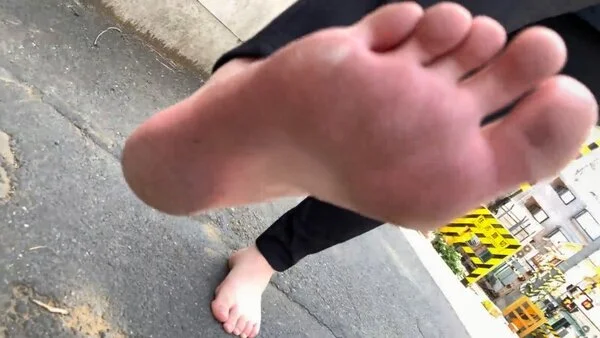 第69弾!裸足で初夏の街中を歩く女性 その1