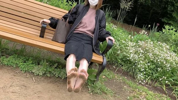 第71弾!裸足で公園を歩く女性