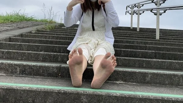 第72弾!裸足で河川敷を歩く女性 その1