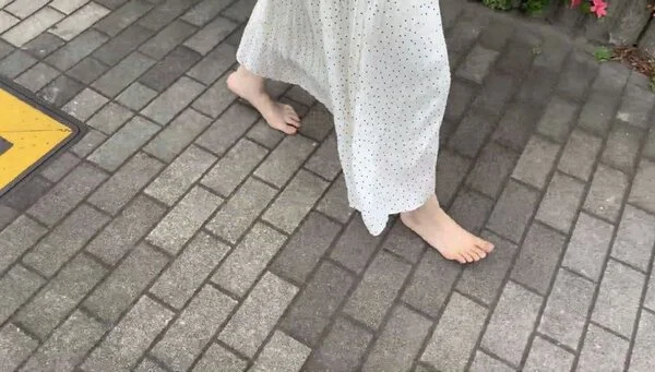 第72弾!裸足で河川敷を歩く女性 その2