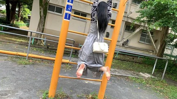 第73弾!裸足で広い公園を歩く女性 その2