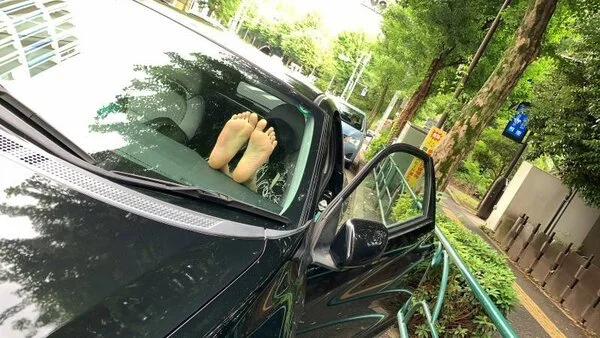 第73弾!裸足で広い公園を歩く女性 おまけ