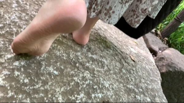 第74弾!裸足で街中を歩く女性 その2