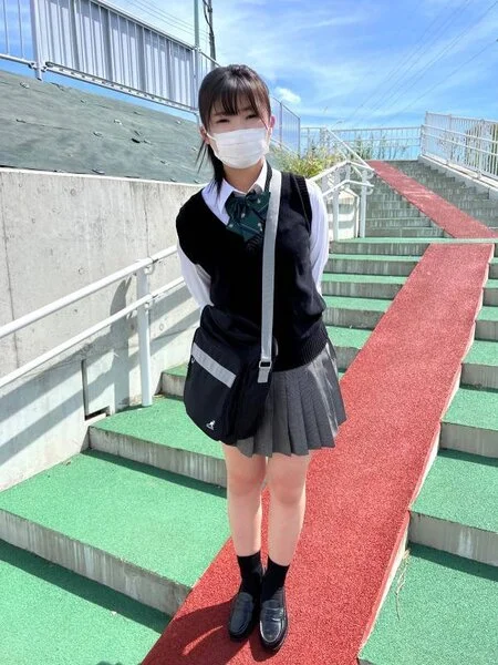 顔出し【個人撮影】発育良好のEカップ娘_■■■■の制服女子の裏バイト映像