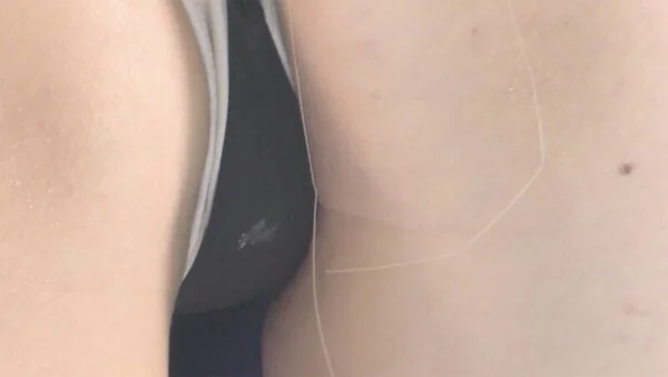 【フェチ動画】 高画質4Kで迫るお宝映像!ステージ上の超美人モデルの股間に白く乾