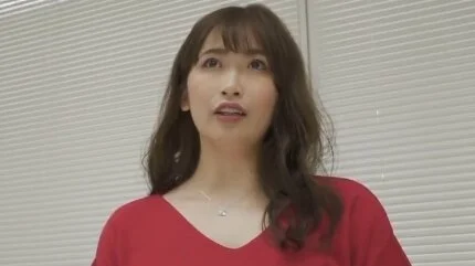 旦那さんのエッチに満足できない26歳人妻が他人棒の快感に喘ぎ何度も絶頂