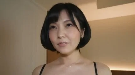 色白清楚のアラフォー人妻が再び他人棒で突かれて乱れまくり中出しされる