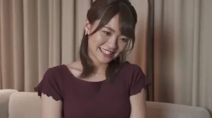 清楚で可愛らしい25歳人妻が生の他人棒で突かれ体をビクつかせ中出しされる