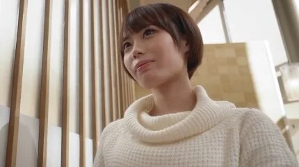 スレンダー美巨乳の27歳人妻が結婚して1年なのに寂しさから他人棒を咥える