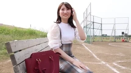 旦那さんのエッチに不満の25歳人妻が美巨乳のエッチな体を激しく責められ乱れまくる
