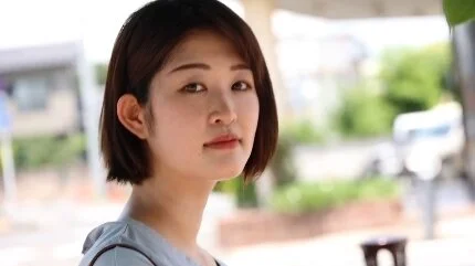 旦那さんとしか経験がない24歳人妻が初めて他人棒を挿入され喘ぎまくって何度も絶頂