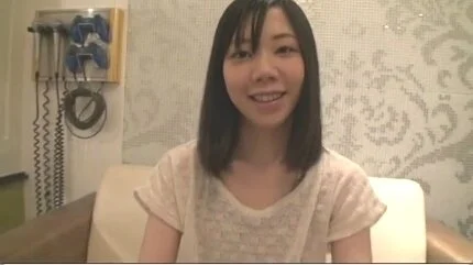 スレンダーで経験少ない25歳人妻が旦那さんより大きな肉棒で突かれ快感が止まらず何