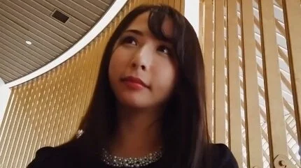 スレンダー巨乳の33歳人妻が他人棒で激しく突かれ快感に喘ぐ