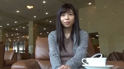 Gカップの28歳人妻が太い他人棒で突かれて顔を歪めて喘いで絶頂