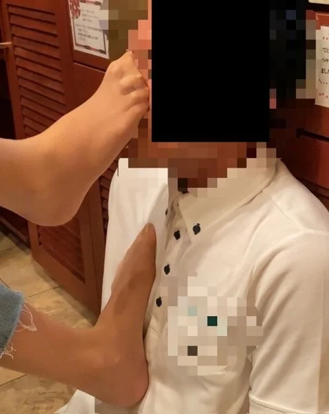 21【強烈】OL様2人組前編。キレながら仕事終わりの足匂い責めと顔踏み