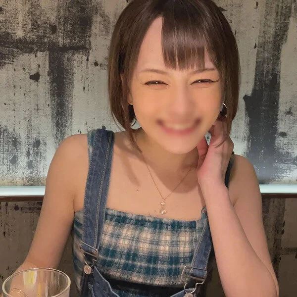 大阪貧乳美■■のハメ撮りを公開 透き通る真っ白な肌 ピンク色のオマンコにねじ込ん