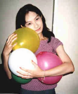 SAKIさんのお尻で風船割り