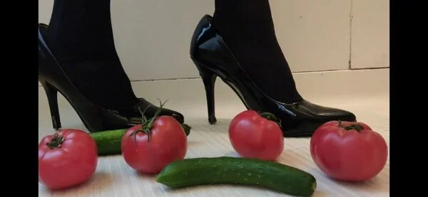 女装黒パンストハイヒールでオナニーしながトマトとキュウリを踏み潰して射精してぶっ