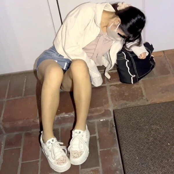 真面目系トー横 パンチラ防止の黒パンを剥ぎ取ると..大人顔負けの生意気パンティ