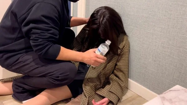 緊急事態!突如目覚めた美脚OL 恐怖の新宿逃亡