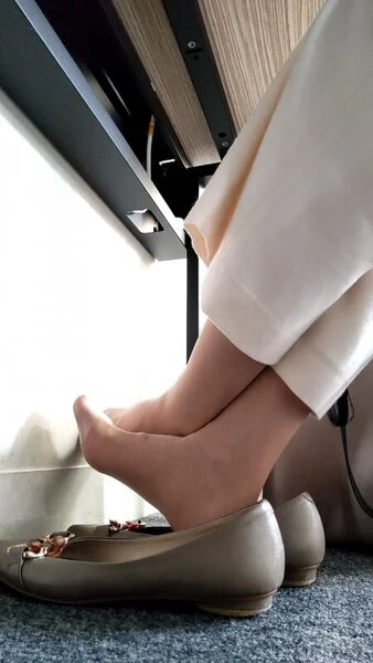 昼下がりの蒸れ足を開放するOL