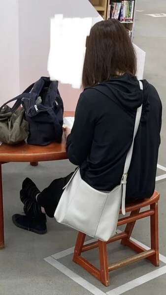 厚手の靴下。机の下で静かにクネクネしちゃう人妻