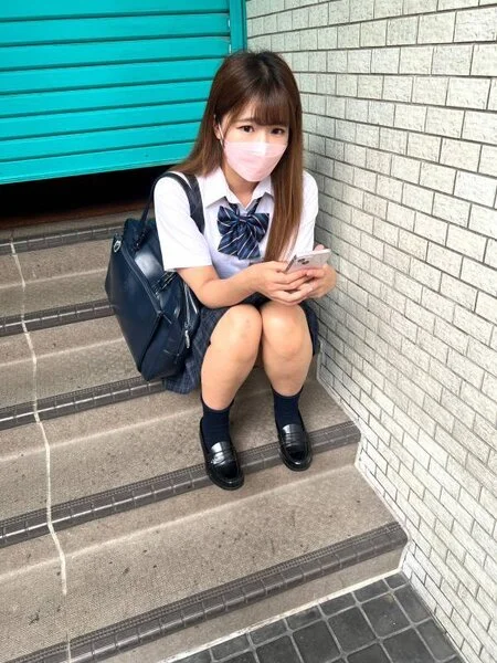 【個人撮影】 ギャル風の制服女子とP活_下品な音を響かせてセルフイラマするドMビ