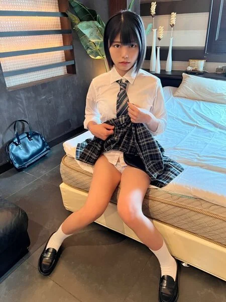 ハメ撮り【個人撮影】ショートヘアーの激カワ美小女とパパ活_嫌がる隠れ巨乳の制服女
