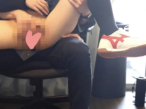 【彼氏もち18歳■■★ブレザー姿x体育館シューズを履いたまま生中出しxお漏らし!