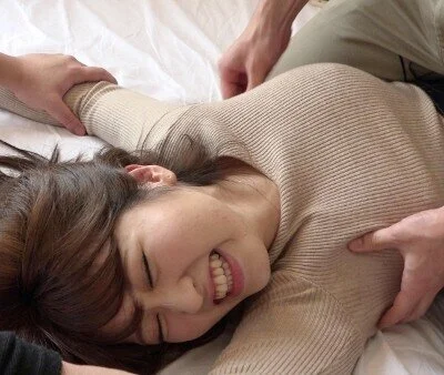 ⑤女子アナ卵ちゃんが男2人にくすぐり倒される系 【電マ無し】