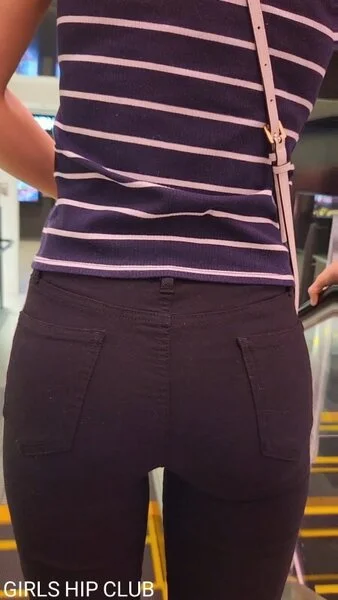 【黒スキニーデニム】ムチムチの下半身を強調するお姉さん1