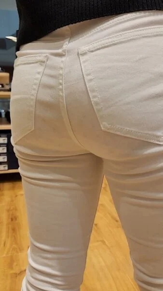 【ホワイトスキニー】パンティーが透けて丸見えの金髪お姉さん2