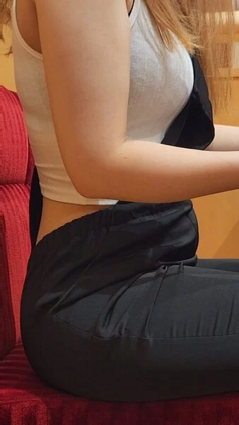 【サロペット】巨乳、巨尻の金髪ギャル(コ○ダ珈琲店内)