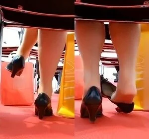 リクスー女子の椅子の下のパンスト足事情