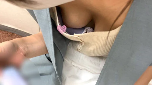あやみ③ベンチで休憩編【胸チラ動画】清楚系OLのB見えまくり