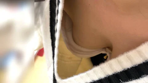 みう【胸チラ動画】JDのプルプル揺れオッパイ