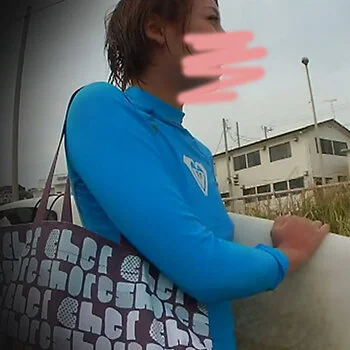 【サーファーの生着替え】車内に仕掛けた■■カメラで美乳サーファーの着替えを■■■