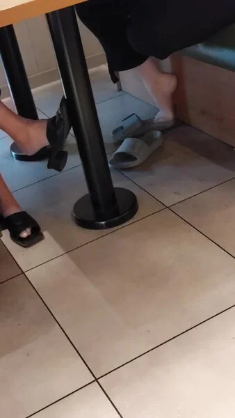 カフェにての女性の足