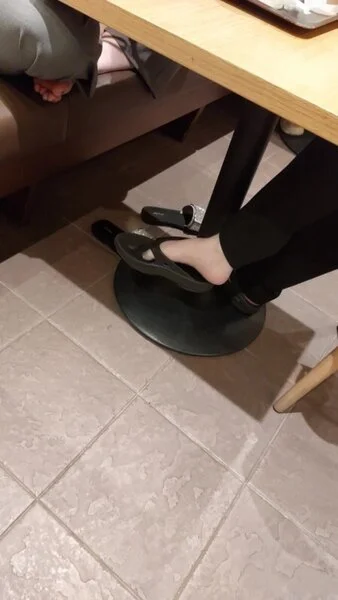 カフェにての女性の足