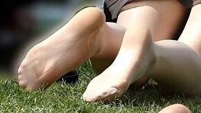 お花見OL女子のパンスト足事情