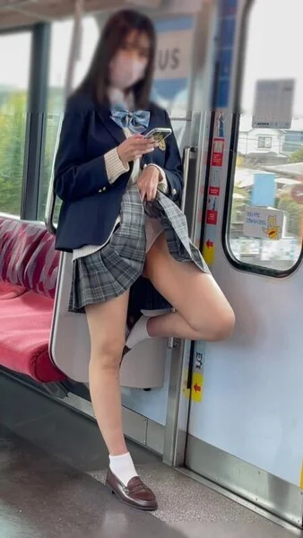 ■■日記177 今回も初登場!!スタイル抜群第二弾!!美脚ミニスカJを電車内で■
