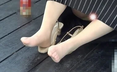 ハプニング!パンプスを脱いでパンスト足の蒸れを乾かすOLさんの生パン