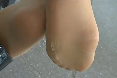 働くOL女子の蒸れ蒸れパンスト足事情