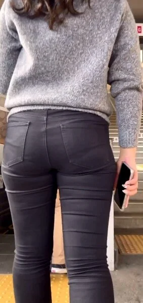 スキニーデニムパンツでヒップラインが魅力のスレンダー美女その2