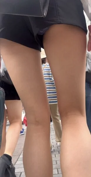 ショートパンツの隙間からパンチラしてる美女